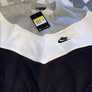Woman’s Nike cropped Sweatshirt